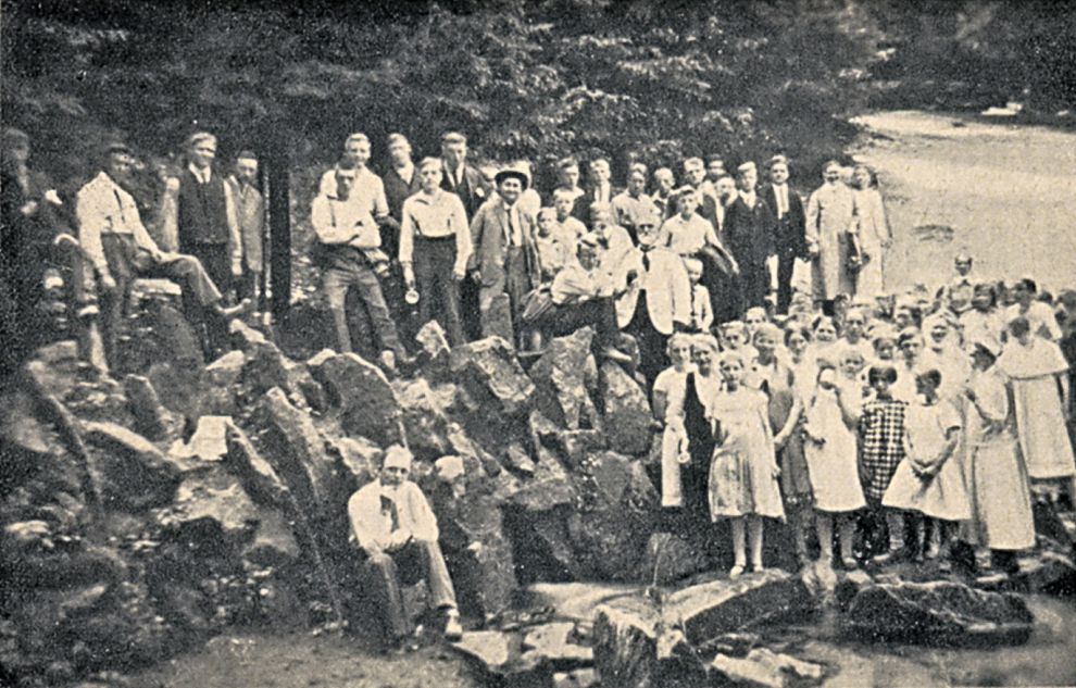 Abb. 2: Ausflug des Lehrers und Schulleiters Herbert Müller mit zahlreichen Jugendlichen in den Teutoburger Wald (Jahresbericht 1934/1935)